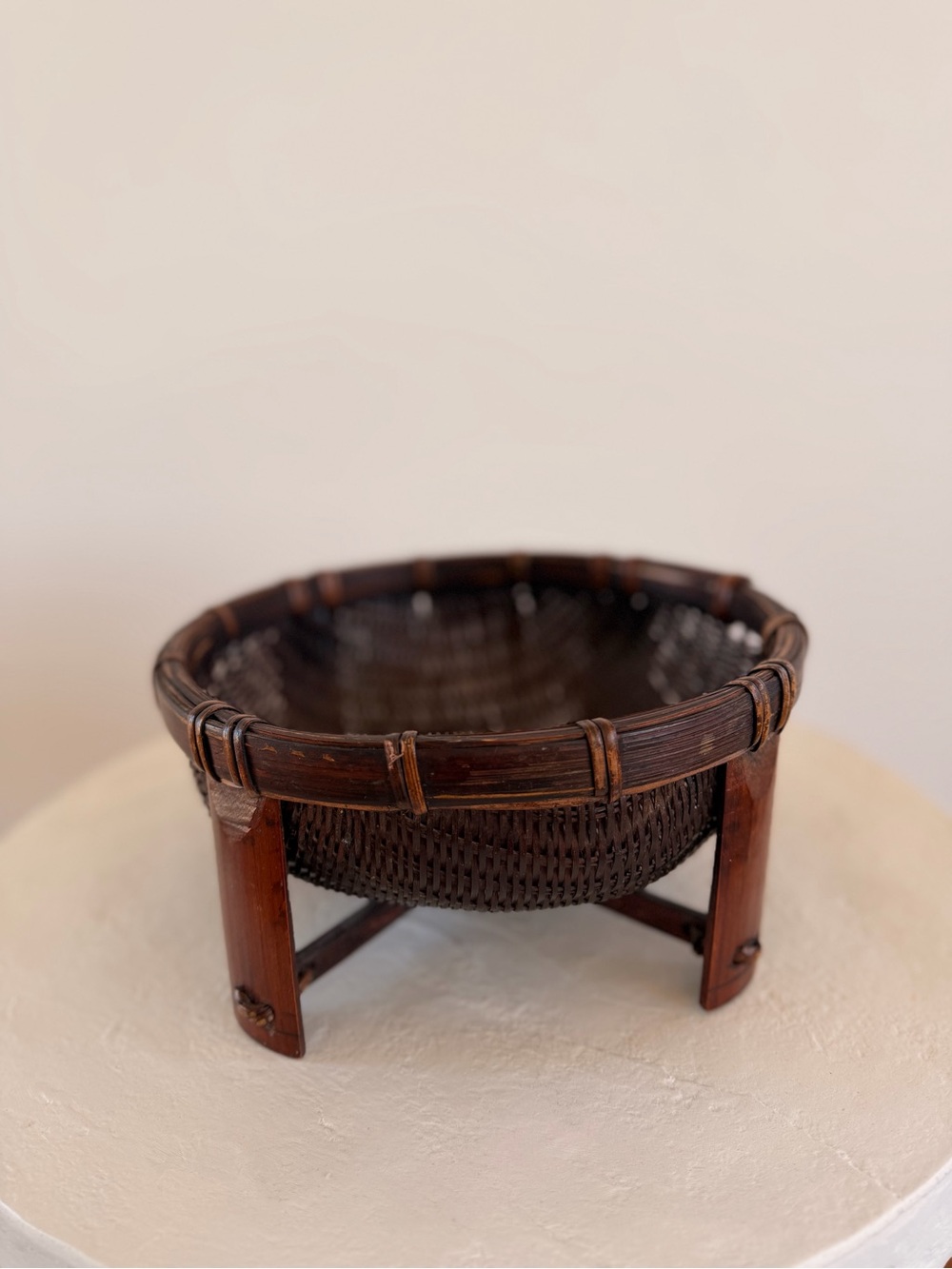 VINTAGE RATTAN WOVEN SEWING BASKET WITH WODD FOOTED LEGS JAPANDI WABI SABI ASIAN - Picture 4 of 7